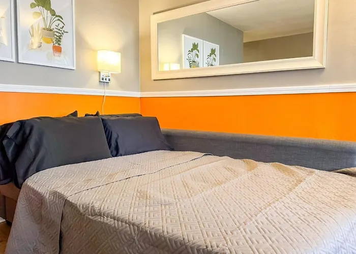 4 Large With 8 Bedrooms And Parking Wifi *